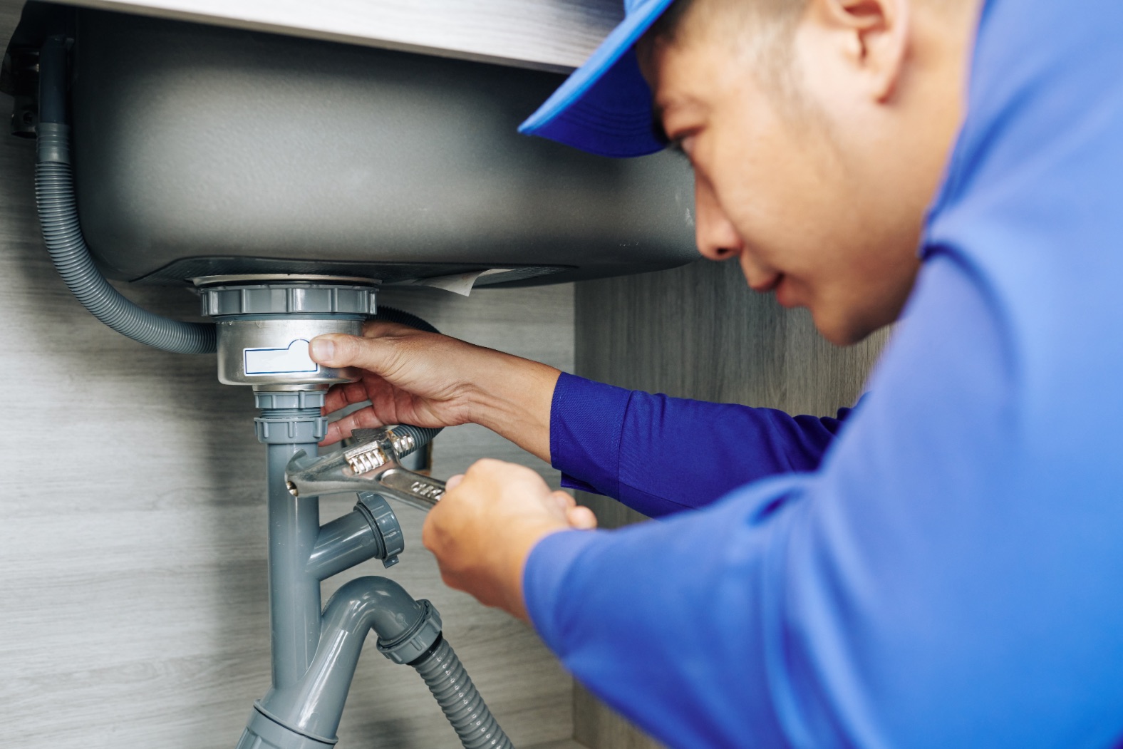 plumber-repairing-a-leaky-drain-2021-08-27-22-32-38-utc-2